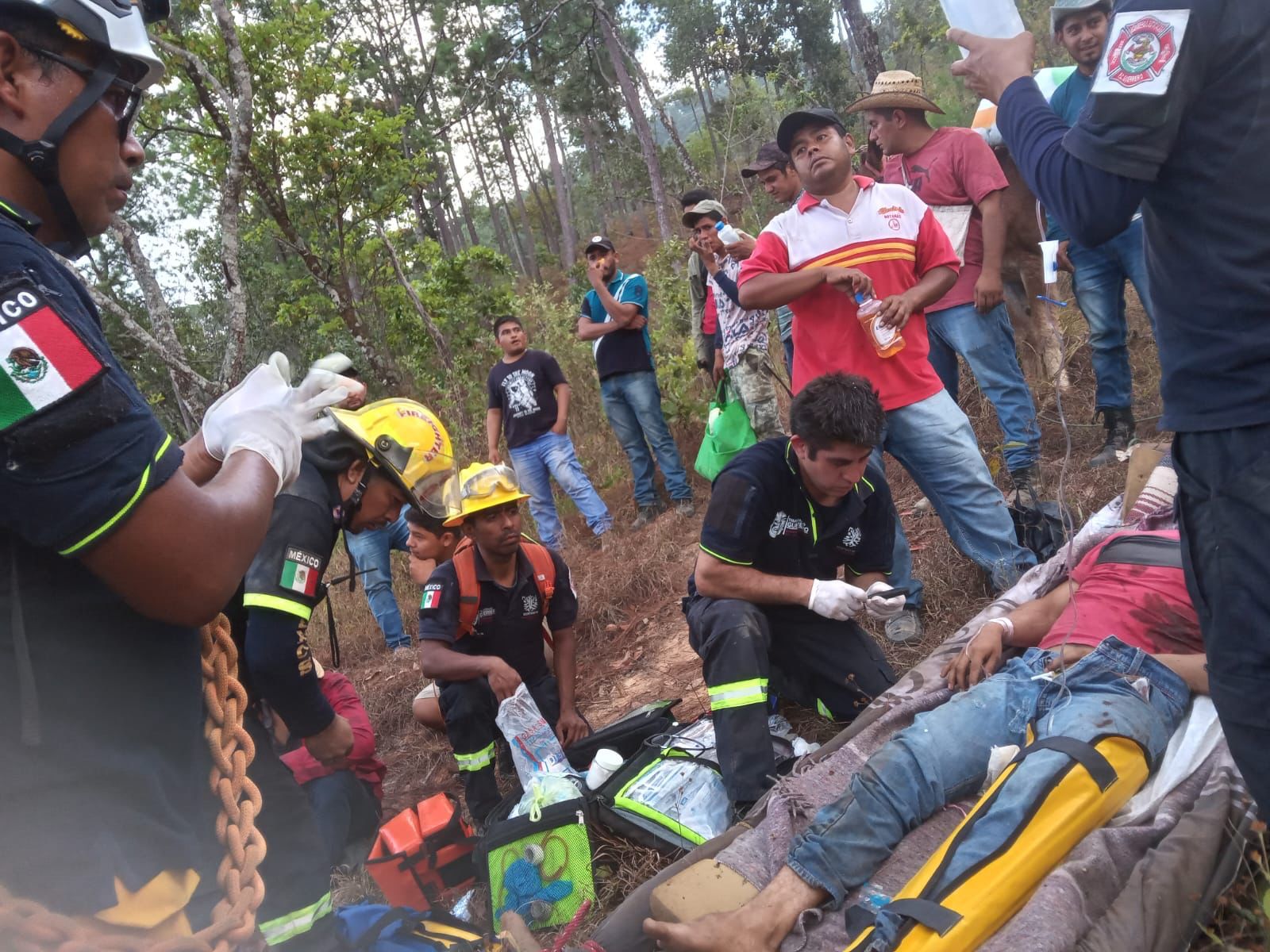 Cerca de Jaleaca de Catalán, Chilpancingo… Rescata personal de PC estatal a un joven que cayó a un barranco