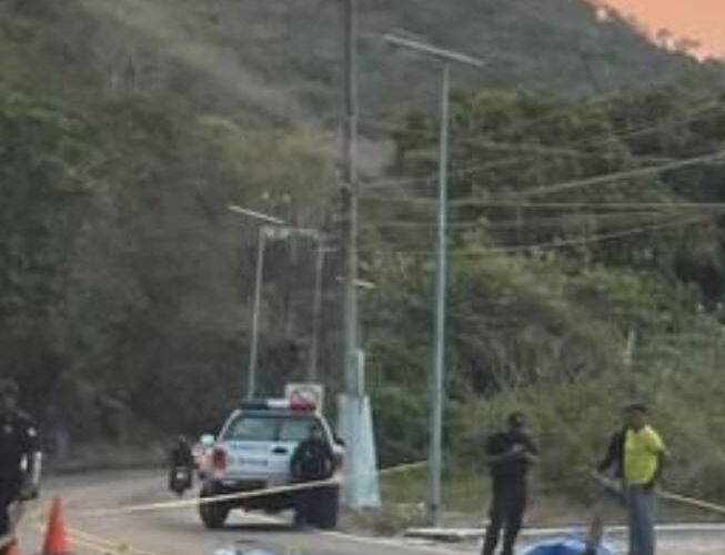Motociclista muere al chocar contra un KIA en la Escénica, en Acapulco
