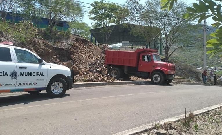 En Zihuatanejo… Muere al caerle en la cabeza la tapa de un camión materialista