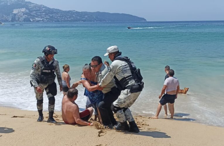 En Acapulco… Rescata Guardia Nacional a mujer que estaba a punto de ahogarse en el mar