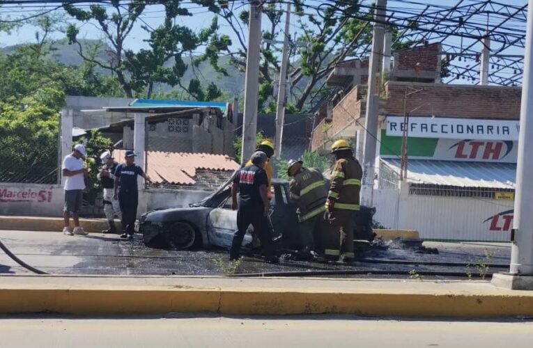 Campea la impunidad en Acapulco; sujetos bajan al conductor e incendian su auto