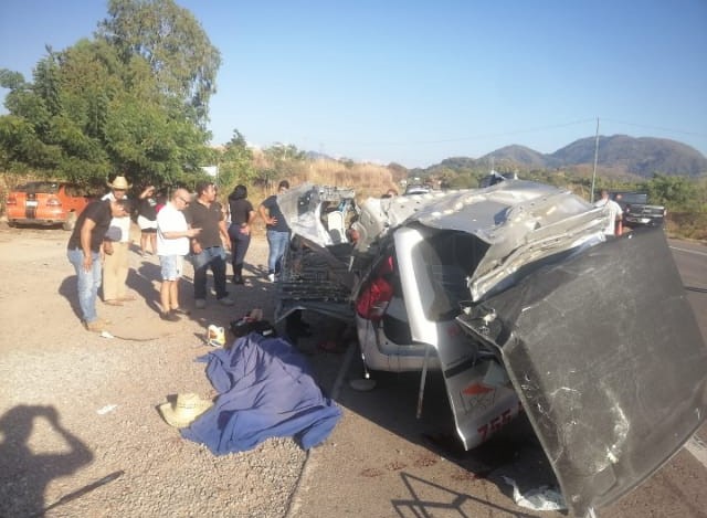 Choca camioneta con una retroexcavadora, en Zihuatanejo; un muerto y 4 heridos