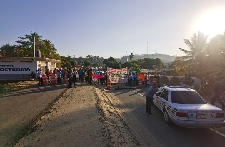 Gran caos vehicular por bloqueo de ejidatarios en la Acapulco-Pinotepa