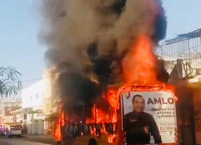 Hombres armados incendian un camión urbano en Acapulco